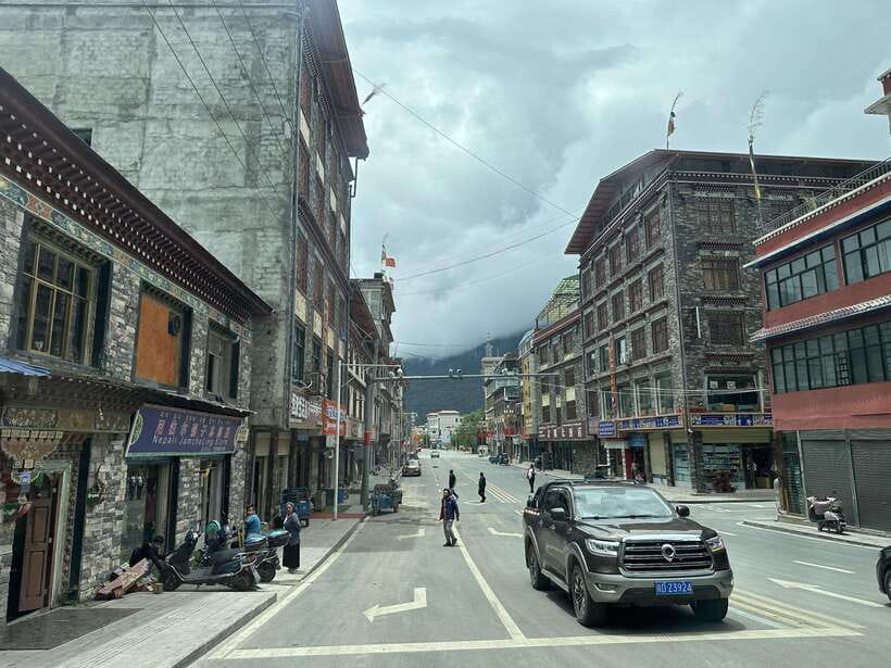 Kathmandu: Kailash Mansarovar Yatra Tour 2025 - Guides, group size, and safety in high-altitude conditions
