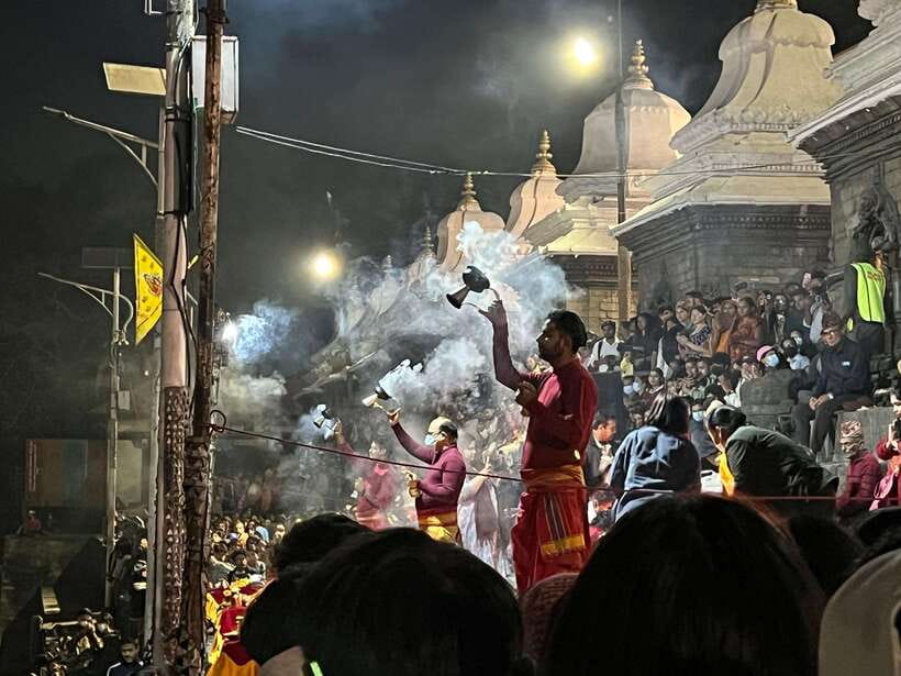 Kathmandu: Pashupatinath Evening Aarati Tour Private/Group - The main event at 6 pm: evening aarti on the Bagmati River