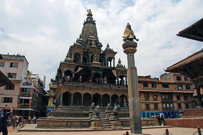 Patan and Bhaktapur Boutique Tour - Pottery Square and craft watching in the middle of your route