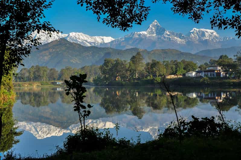 Pokhara: Guided Evening Walking Tour in Lakeside - The food stop: veg momo, chicken momo, and why that choice matters